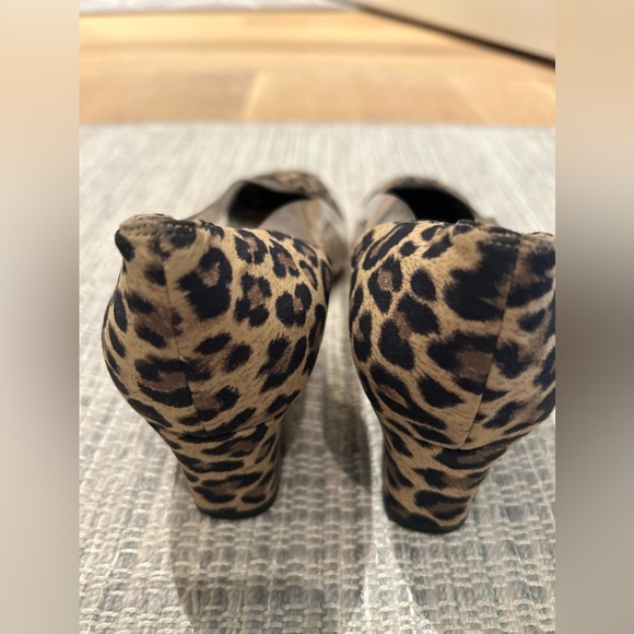 Plastic clear and leopard print low heeled pair of vintage shoes. - Picture 15 of 16